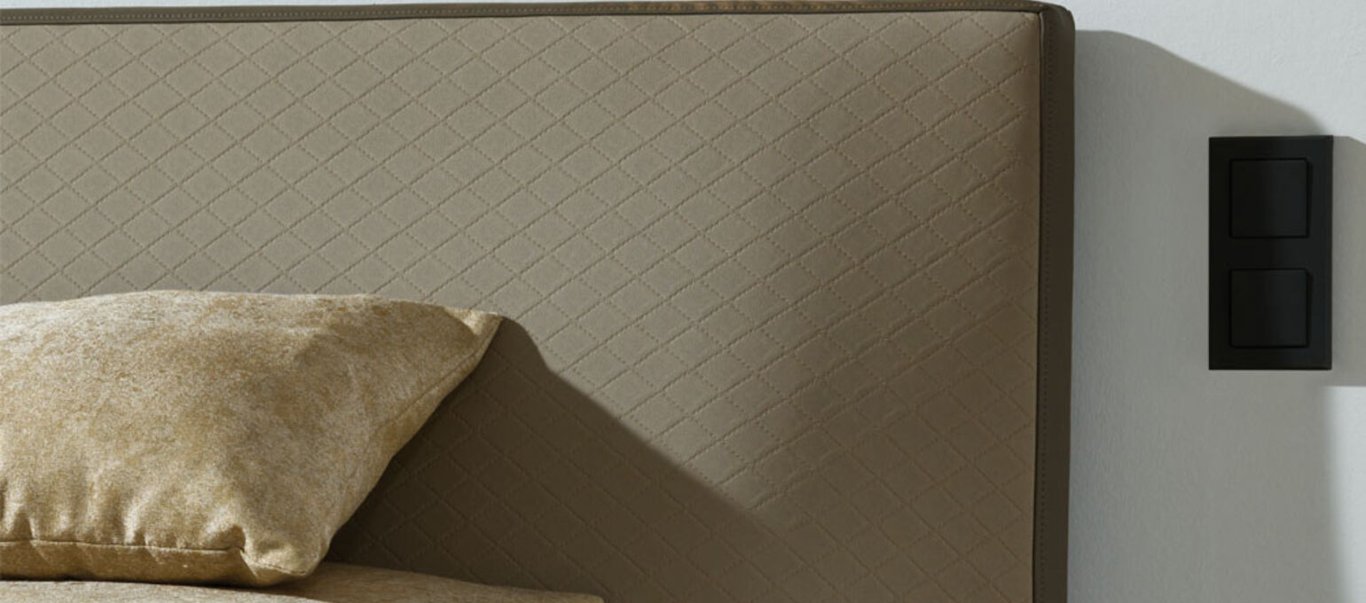 Kunstleder von skai® in beige und braun auf Polstermöbeln im Wohnbereich